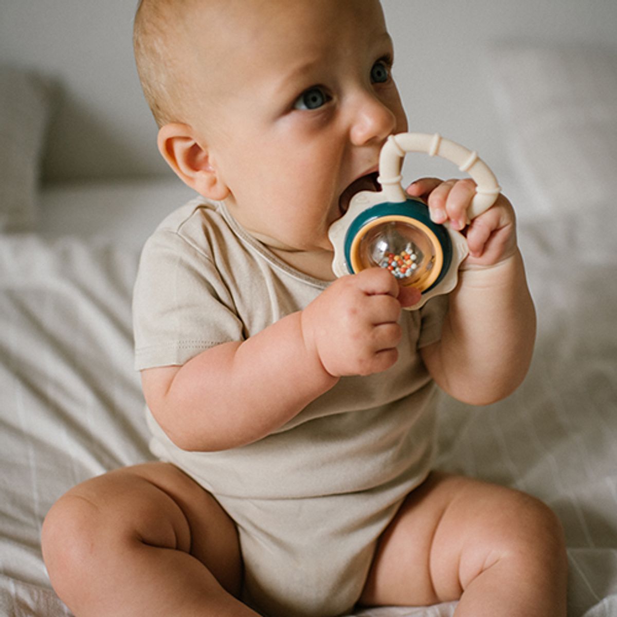 Babyono | Rangle med biteleke